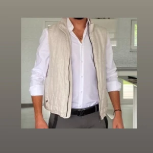 Beige väst Oscar Jacobson - Stilren beige väst från Oscar Jacobson✌🏽