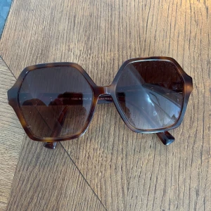Valentino solglasögon - Brunmelerade solglasögon från Valentino i fint skick. 6 cm i diameter. 
