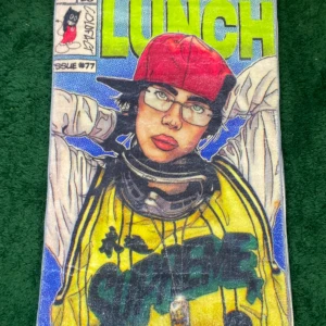 Billie Eilish custom matta – unik stil  - Skräddarsydd matta inspirerad av Billie Eilish. Ger ditt rum en cool och edgy vibe med en personlig touch. Handgjord och one of a kind – perfekt för alla Billie-fans.