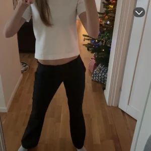 Svarta kostymbyxor från Bik Bok, stl 34 - Säljer ett par svarta kostymbyxor från Bik Bok i storlek 34 i lowaist modellen Vera. 