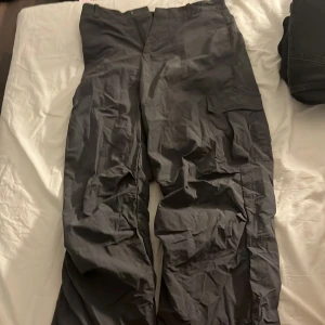 Gråa cargopants från Vero Moda S - Gråa cargopants från Vero Moda i storlek S/32. Byxorna har fickor på sidorna. Lite trasiga vid fötterna.