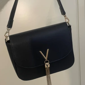 Svart axelväska från Valentino - Supersöt mörkblå handväska från Valentino, totebag följer med. Använd några gånger bara! 💕