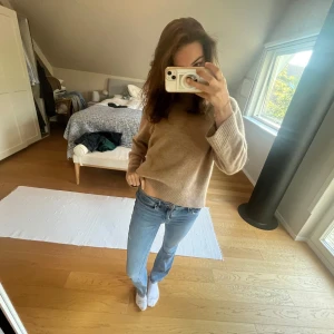 Low rise bootcut jeans  - Säljer ett par super snygga låg midjade bootcut jeans från Vero Moda! Säljer då de är lite korta för mig på är 175😊