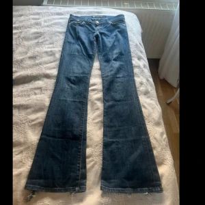 Lågmidjade jeans  - Midjemått: 37cm. Innerbenslängd: 82cm. Grenhöjd 18cm. Skulle säga att de sitter som en xs, står stolek 26 i dem. 