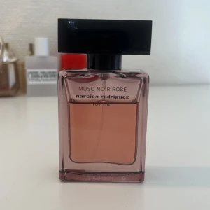 Parfym Narciso Rodriguez Musc Noir Rose - En jättegod parfym från Narciso Rodriguez, Musc Noir Rose. Säljer då jag har andra som jag använder oftare.