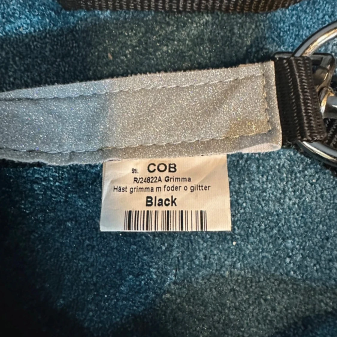 Glittrig grimma med svart fluff - 4