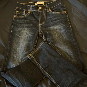 Levi's 512 Slim Taper jeans mörkblå - Mörkblå Levi's 512 Slim Taper jeans. Jeansen är slim och inte skinny. Passar dig som är runt 145-155. Storleken är 12A. Använd i någon månad.