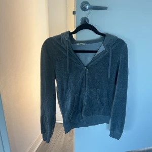 Grå hoodie med dragkedja från Cubus - Mjuk och skön grå hoodie från Cubus i storlek XS. Tröjan har huva med snörning, praktiska fickor framtill och hel dragkedja. Perfekt för chill dagar och enkel att matcha med jeans eller leggings. Materialet känns som bomull och polyester.