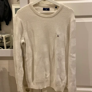 Vit stickad tröja från GANT - Säljer en vit stickad tröja från GANT. Knappt använd, alltså väldigt bra skick! Storlek S. Köparen står för frakt!