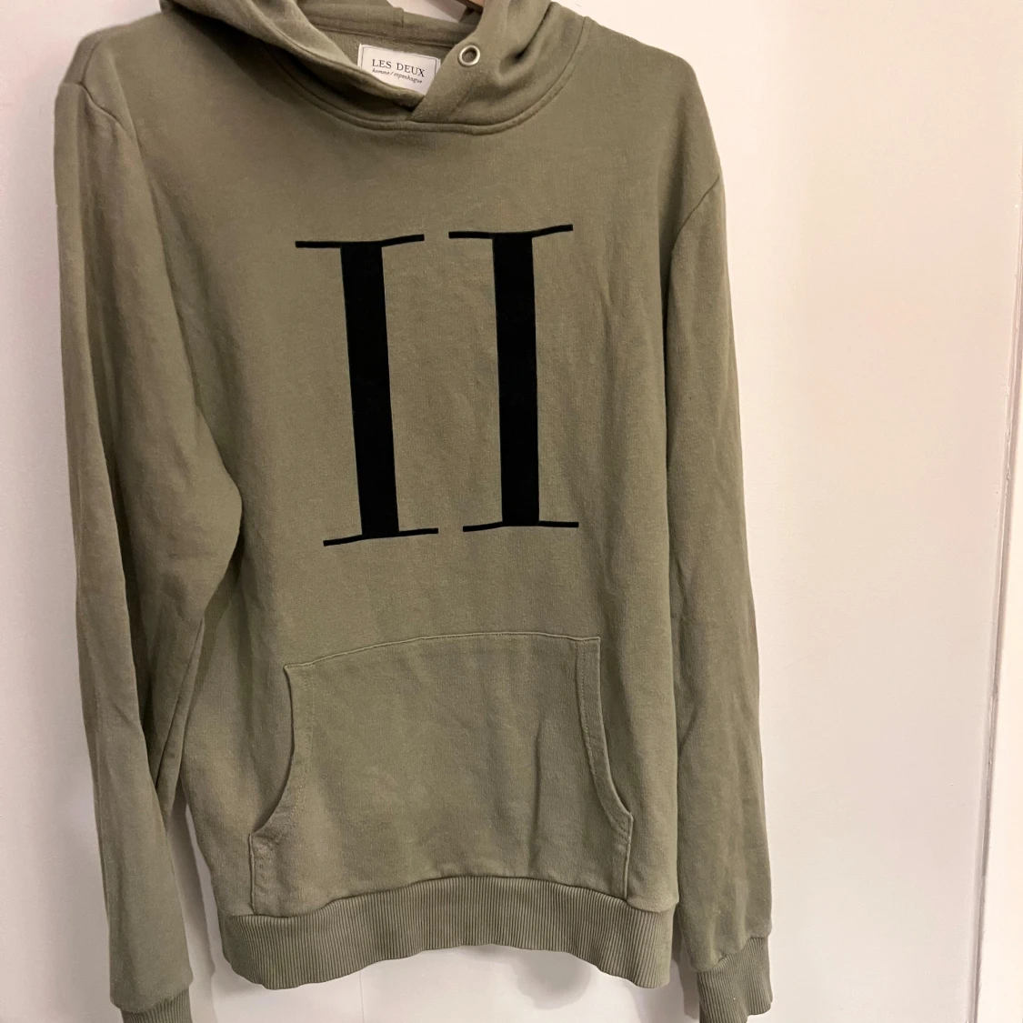 Olivgrön hoodie från Les Deux