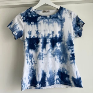 Blåvit tie-dye t-shirt från Pipeline - Snygg vintage fitted t-shirt från Pipeline i blåvitt tie-dye mönster. Modellen är klassisk med rund hals och korta ärmar. Tillverkad i mjuk bomull som är skön mot huden. Perfekt för dig som gillar en chill och trendig stil.
