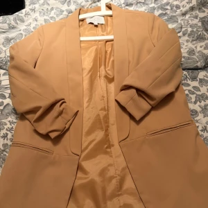 Kavaj från Costes - Jätte fin ljus brun beige aktiv kavaj