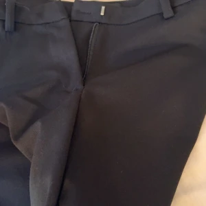 Säljer kostymbyxor från Vero Moda  - Säljer mina kostymbyxor från vero Moda eftersom dom blivit för små för mig! Hör av er vid funderingar 🥰