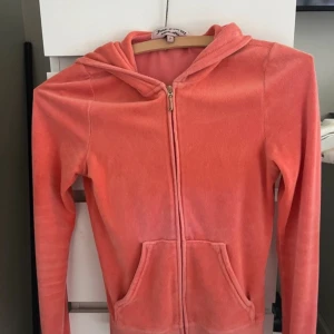 Juicy Couture korall  hoodie i velour - Juicy Couture hoodie i mjuk korall velour med dragkedja framtill och huva. 