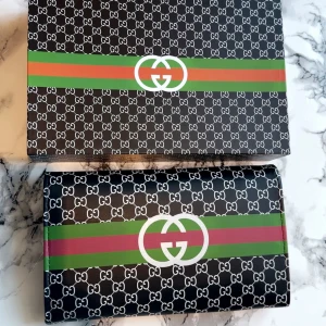  sminkborstar set - Lyxigt set med sminkborstar  i svart med silvriga detaljer. Borstarna kommer i en snygg förvaringsväska med klassiskt GG-mönster och grönt/rött band. Perfekt för att fixa bas, ögon och contour. Materialet är syntetiskt och handtagen är svarta.