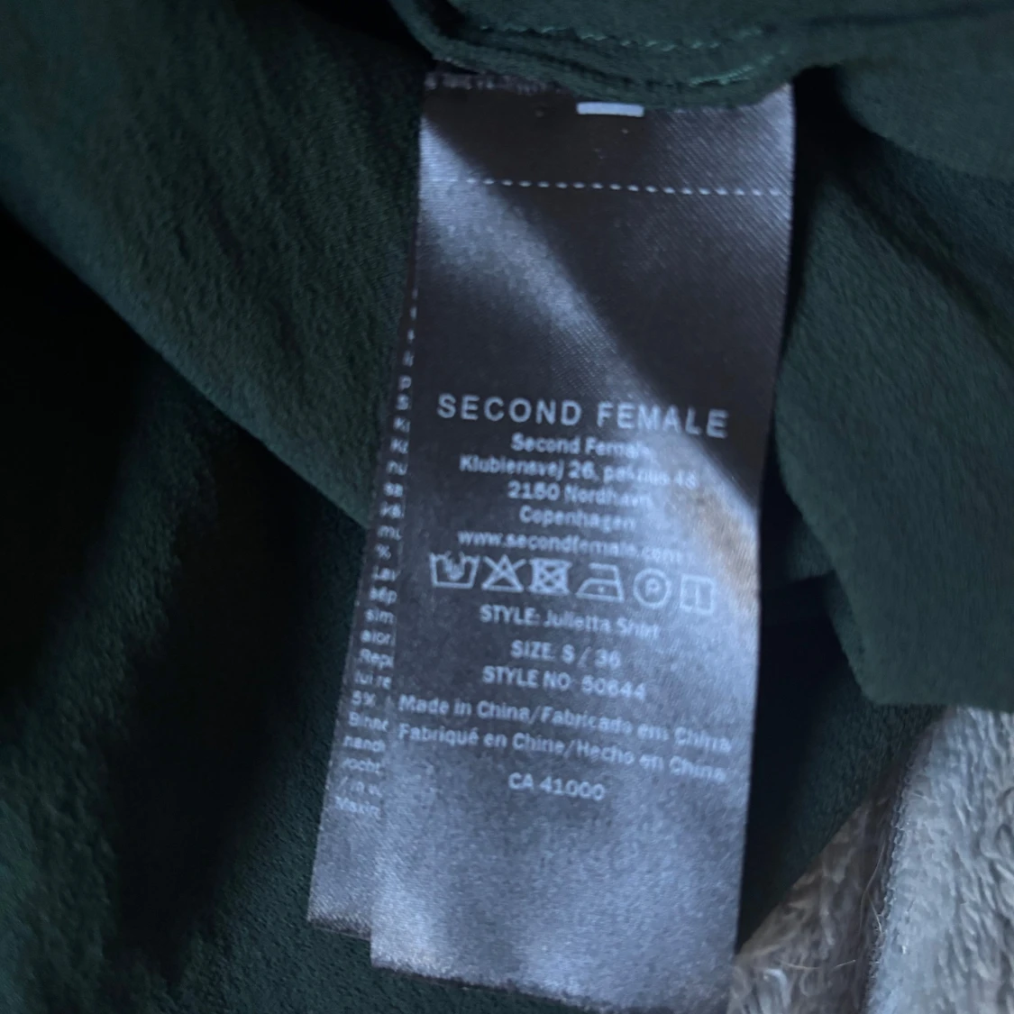 Mörkgrön blus med volang från Second Female - 4