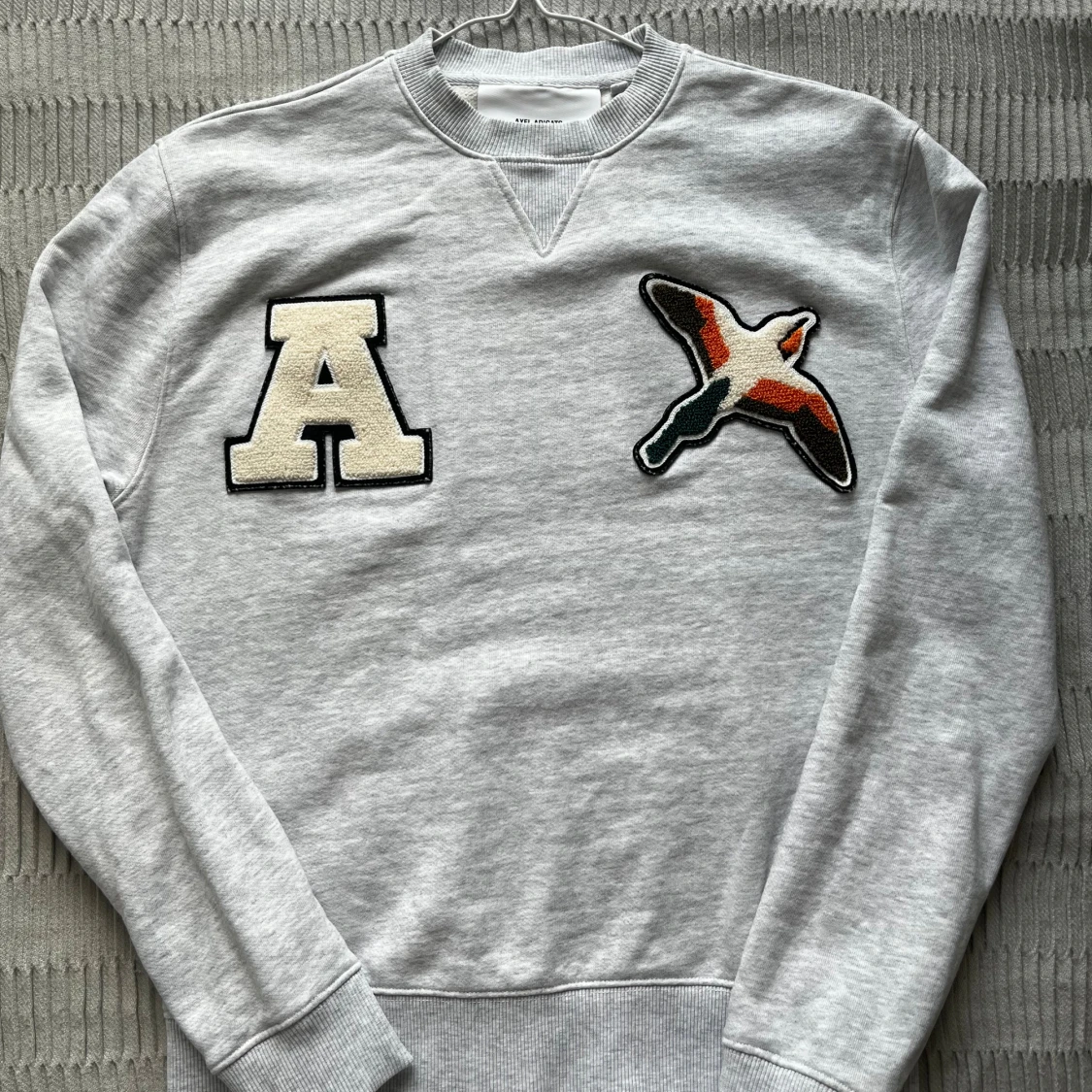 Grå sweatshirt Axel Arigato med patchar