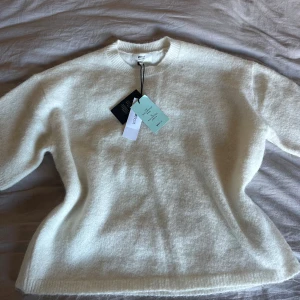 vit stickad trekvartsärmad tröja - säljer då den är för stor för mig. helt ny och oanvänd, lappen sitter kvar💕vid frågor så är det bara att höra av sig!