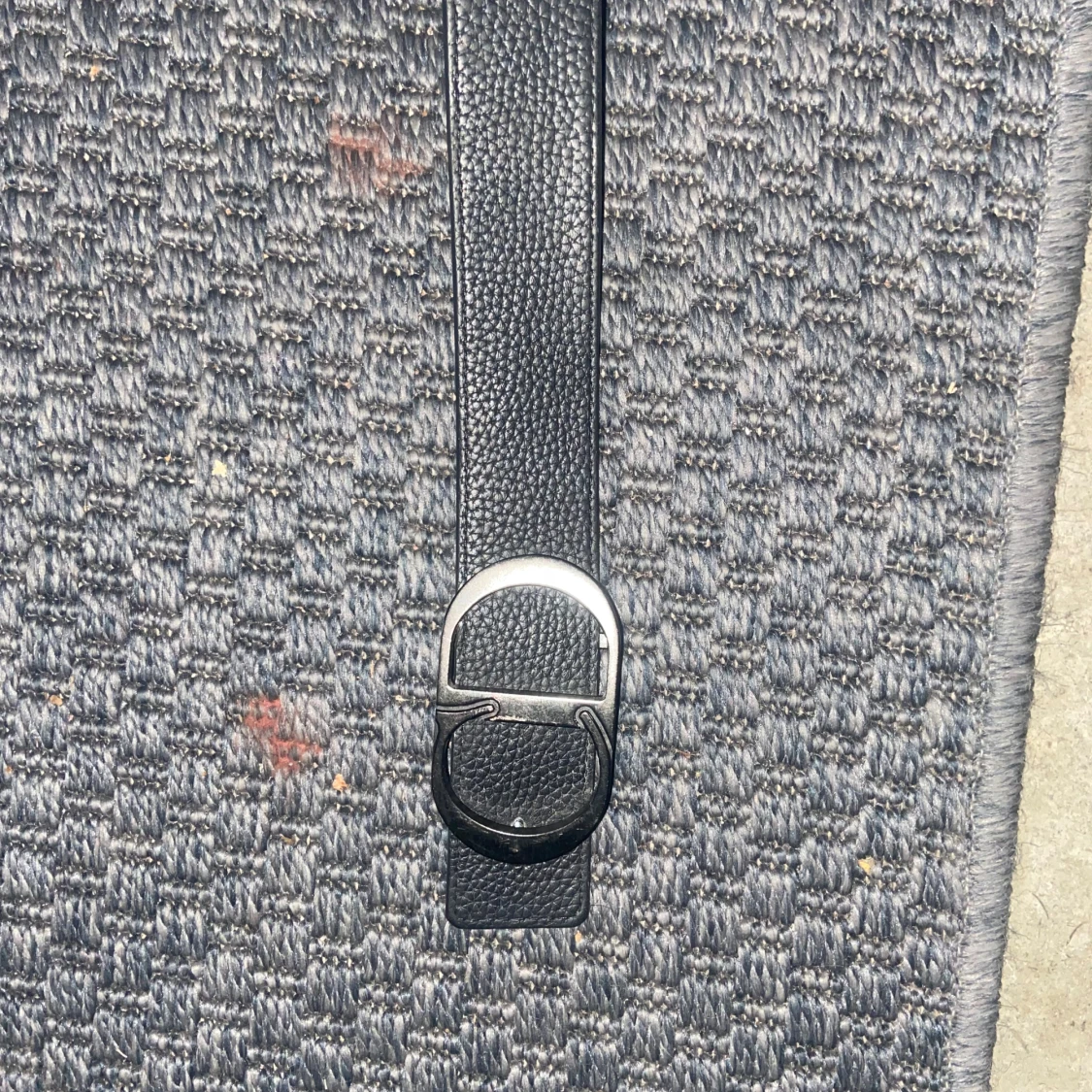 Svart och brunt skärp i skinn,Dio r - 1