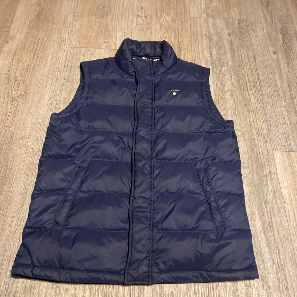Marinblå dunväst från Gant