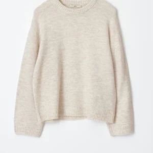 Beige stickad tröja från Gina Tricot - Super snygg och mysig beige stickad tröja från Gina Tricot. Tröjan har rund halsringning, ribbade muddar och en relaxed passform. Perfekt att slänga på sig när det är kyligt ute. Enkel och stilren design som funkar till allt. Nypris 399kr men säljer för 200kr💓