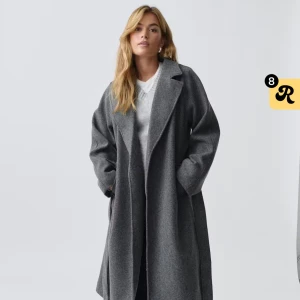 Grå lång kappa från Gina Tricot med bälte - Super snygg lång kappa från Gina! Passar mig som är 171💕 jätte fint skick!! Nypris 800