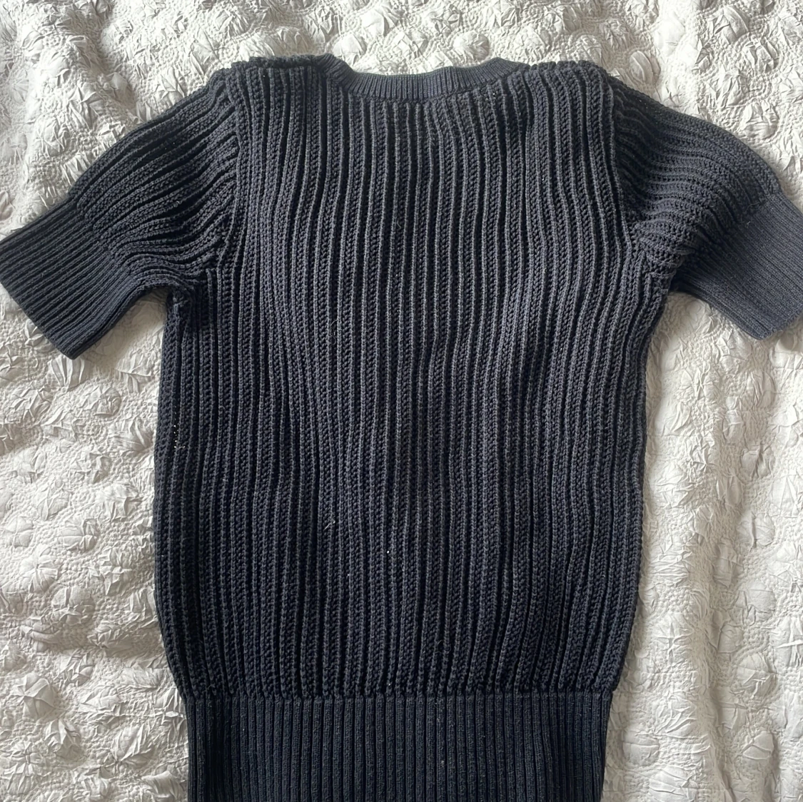 Ribbstickad svart kortärmad tröja - 2