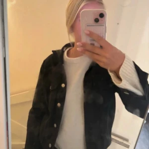 Svart jeansjacka  - Jättefin jeans jacka som inte kommer till användning längre 🌸
