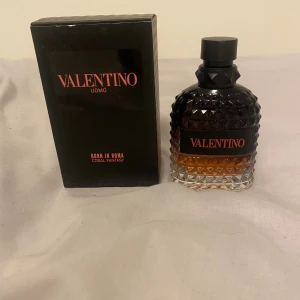 Valentino Coral Fantasy parfym - Säljer denna Born in Roma Coral Fantasy parfymen från Valentino. Flaskan rymmer 100ml och skulle säga att det är ca 95ml kvar. Den har en liten spricka från när jag tappade den (kolla sista bilden). Hör av er vid frågor, pris kan diskuteras vid snabb affär!