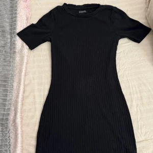 Svart ribbad kortklänning från Even&Odd - jättesöt klänning, simpel figurnära 