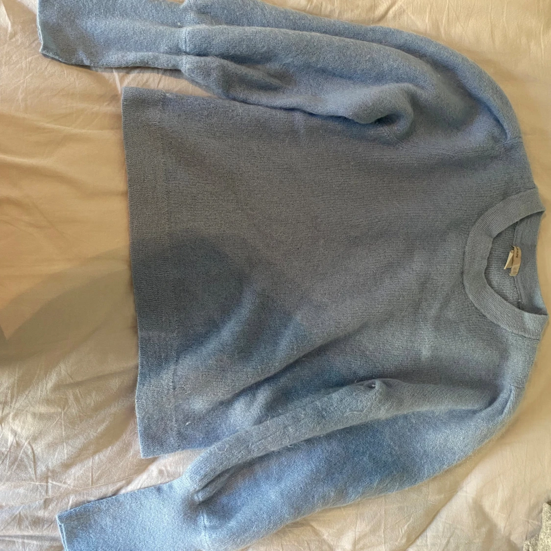 Ljusblå stickad tröja med puffärm - 1