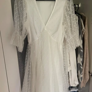 Studentklänning XS - Säljer nu min studentklänning i storlek XS, den är relativt stor i bysten så jag skulle rekommendera man man är lite mindre att man om vid behov syr upp den lite vid bysten men annars funkar det finfint! Jag har bara använt den en gång så den är i nyskick skulle jag säga.