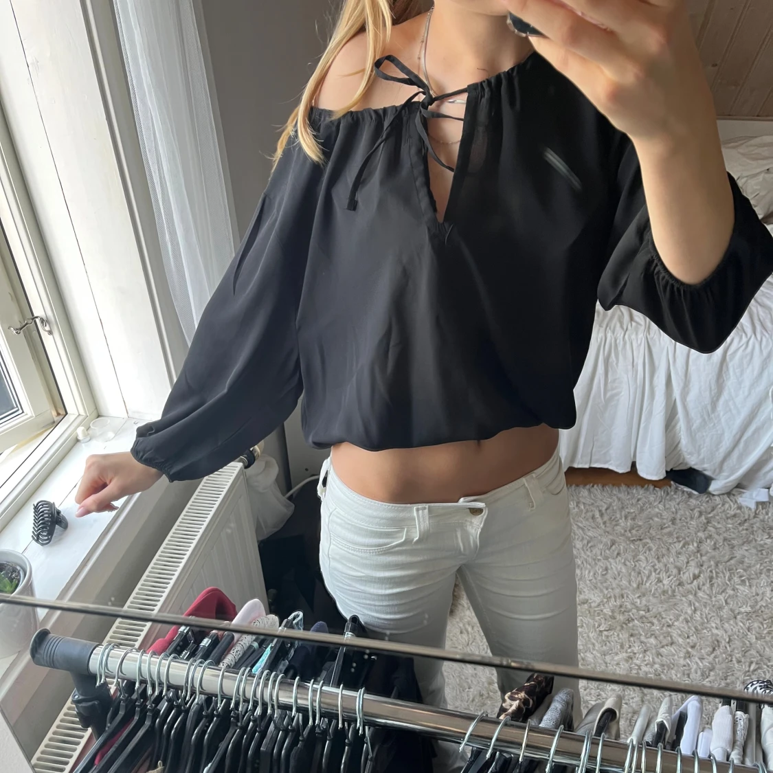 Svart croppad blus med snörning - 2