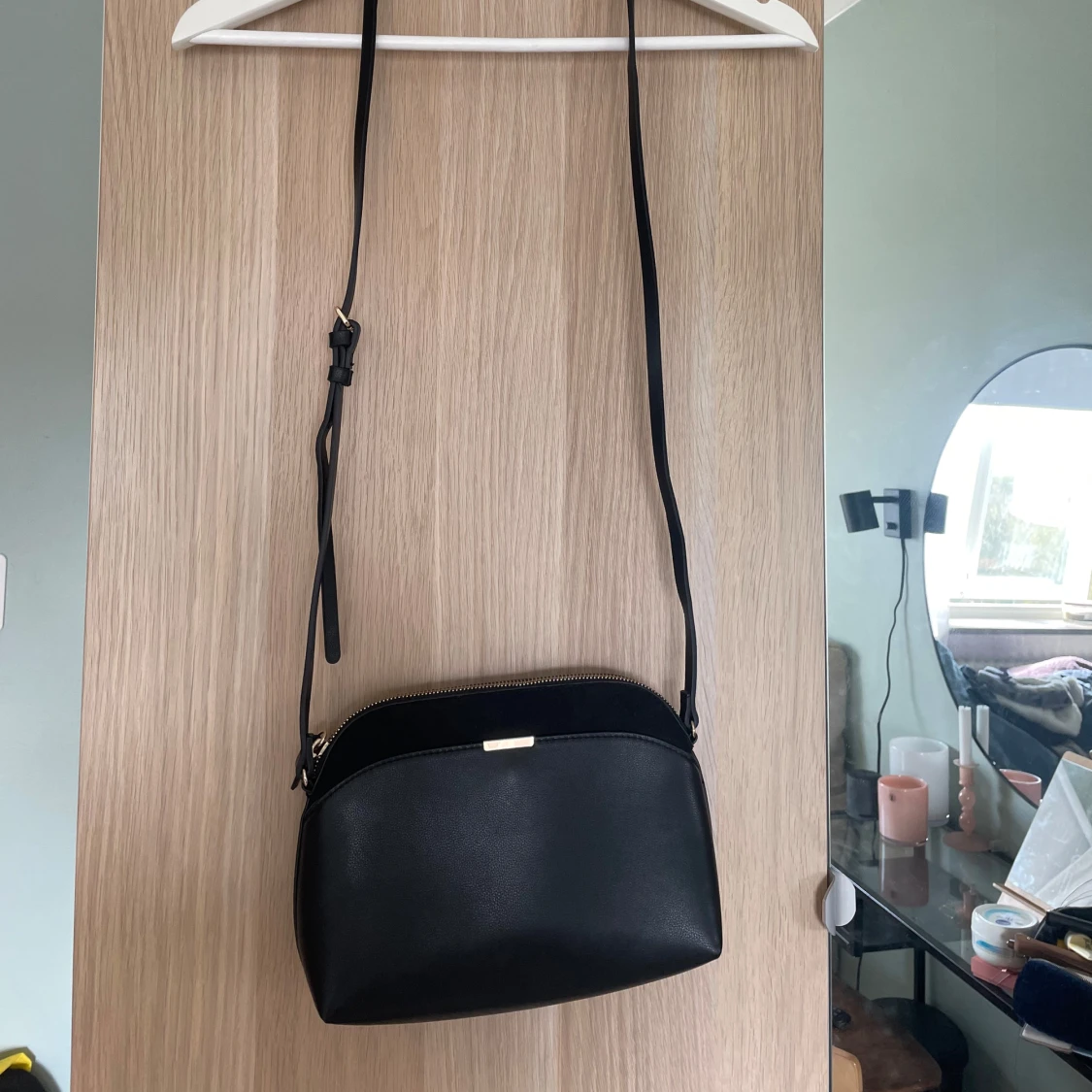 Svart axelväska med justerbart band