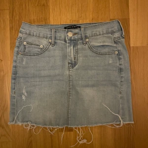 Ljusblå jeanskjol från Brandy Melville - Superfin l jusblå jeanskjol från Brandy Melville i storlek S. Dragkedjan går inte riktigt att stänga, men det är nog lätt fixat (se bild). Skriv om du har några frågor!🩷