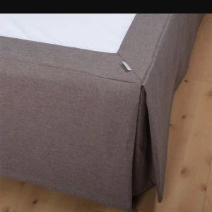 2 st sängkappor Värnamo of Sweden  - 2 st bruna med lite grå ton. 90×200cm, och höjden för kappan är 42 cm.                        Använda 1 gång och tvättade, jag är missnöjd, färgen passar inte mitt sovrum.  Katt finns i hemmet.