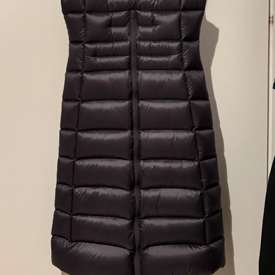 Mörk grå lång dunväst från Monel - 1