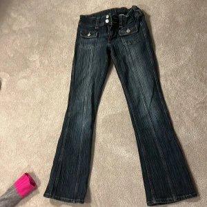 Low waist, bootcut jeans från H&M - Säljer dessa as populära snygga jeans som är bootcut och low waist!! Går ej att köpa längre!!!! Kan sänka pris