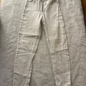 Vita slim byxor från Collection 29 - Snygga vita byxor från Collection 29 i slim fit-modell. Byxorna har klassisk femficksdesign, smal passform och är tillverkade i ett mjukt bomullsmaterial. Perfekta för en fräsch och stilren look.