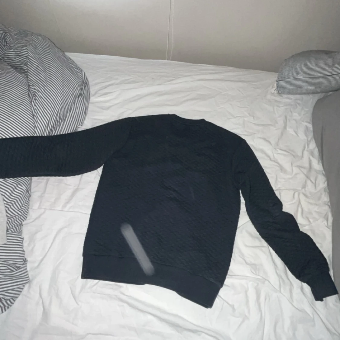 Svart sweatshirt från House Brand L - 1