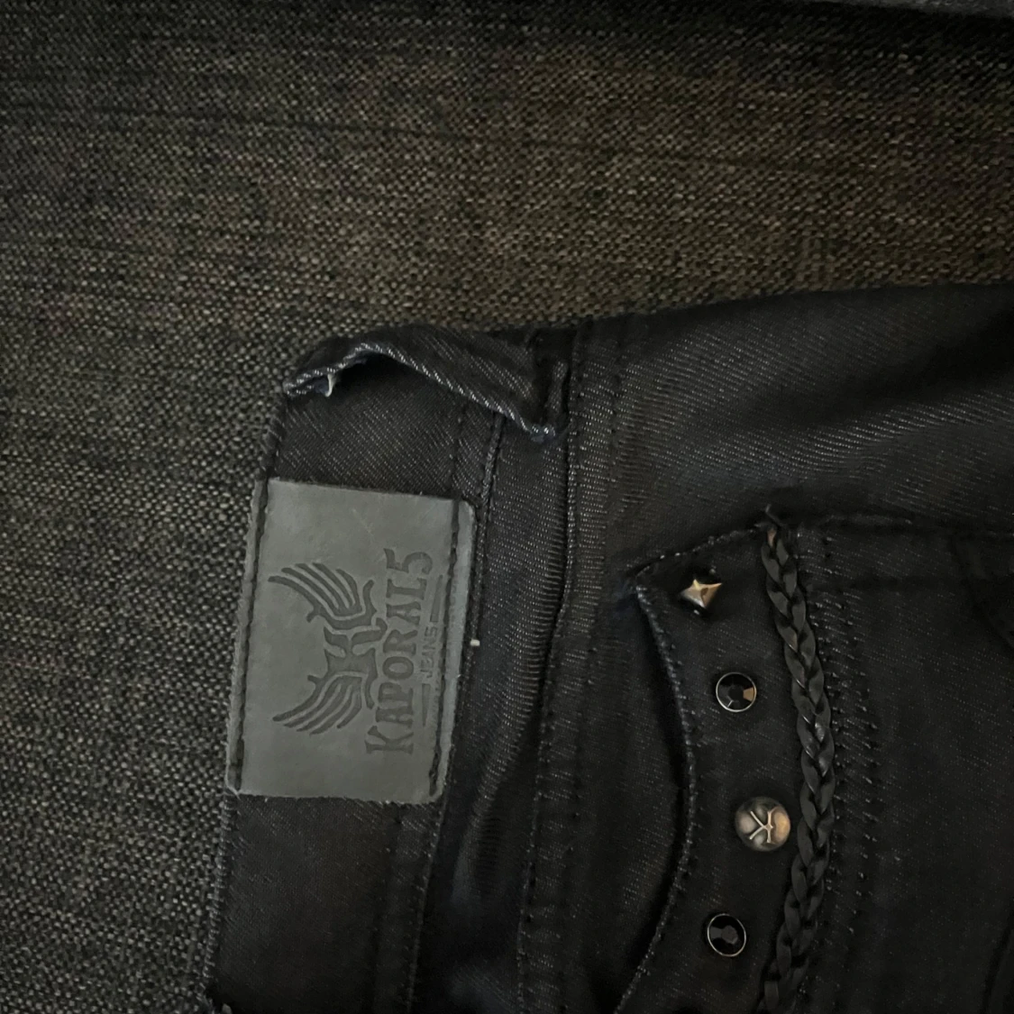 Svarta bootcut jeans med snygga detaljer - 3