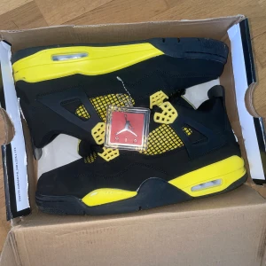 Jordan 4 retro thunders - Jordan 4 retro thunde, skorna är i perfekt skick använda 1 gång men paketer är inte i så bra skick, fick dem i present.