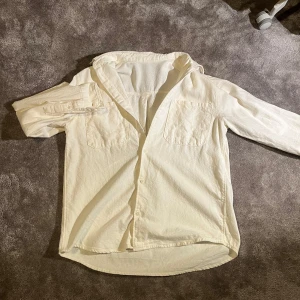 As fet skjorta i bomull - Riktigt snygg skjorta i bomull som går att styla till nästan vad som helst. Går även att använda som Overshirt till lite tunnare tröjor. Storlek XS och nytt skick!!!