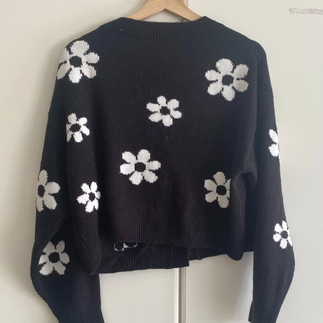 Svart kofta med vita blommor från h&m - 1