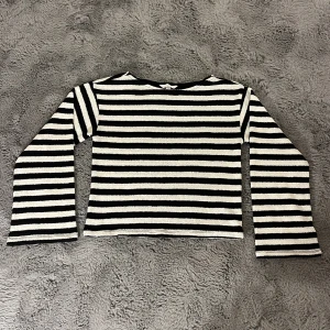Randig långärmad tröja från H&M  - Säljer en svartvit randig långärmad tröja från H&M i storlek XS. Tröjan har en rak passform och är tillverkad i ett stickat material som känns mjukt mot huden. Perfekt för dig som gillar klassiska ränder och enkel stil.