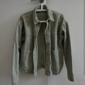 Grön jeansjacka  - Säljer denna snygga gröna jeansjacka från Zara i storlek S💕tyvärr används den inte längre 