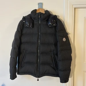 Moncler montgenevre  - Säljer då den börjar bli för liten, riktigt bra skick. lowk den varmaste och skönaste jackan jag ägt, ofc är den authentic ni kan till och med checka själv. Size 1/S