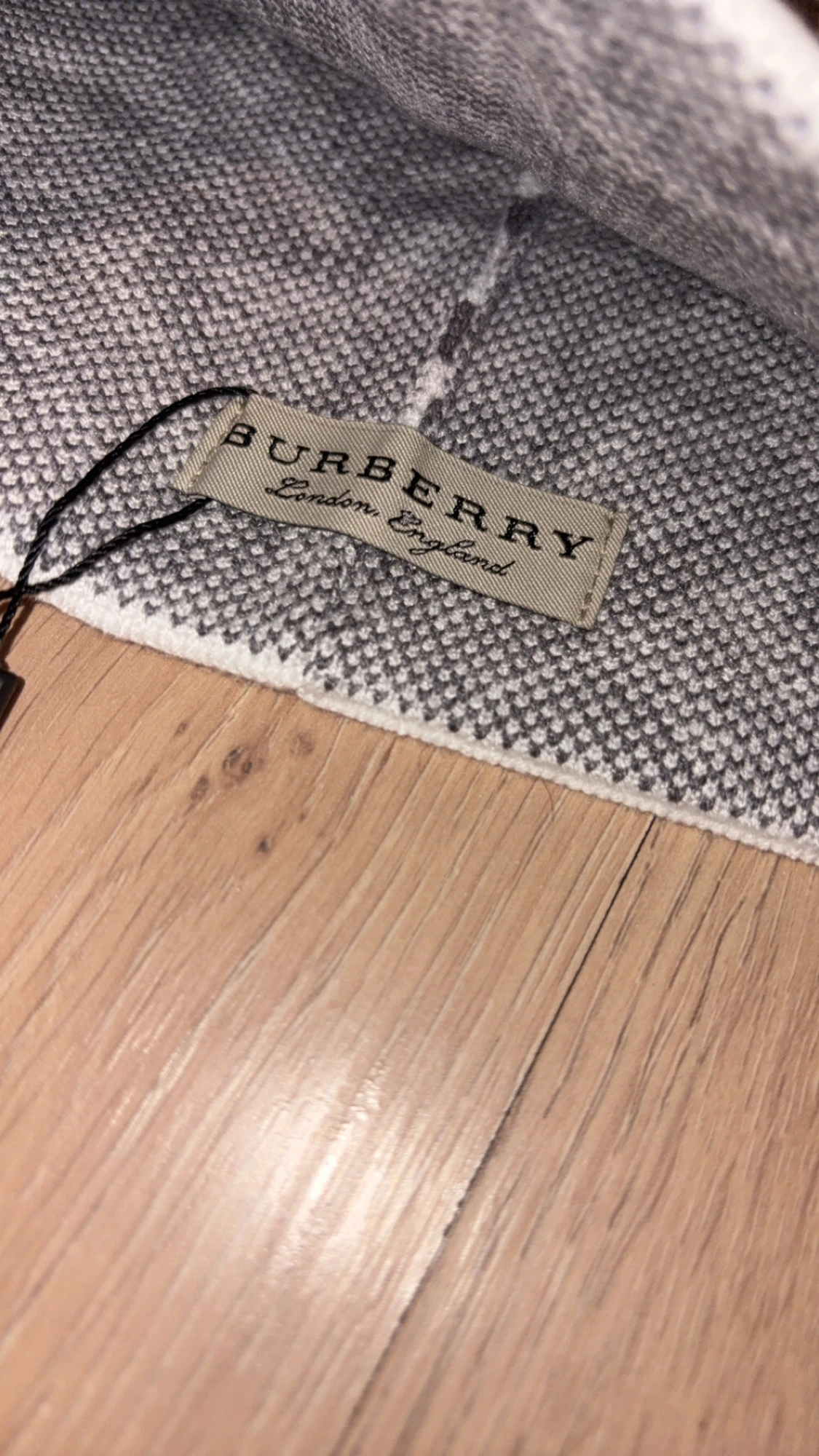 Burberry mönstrad mössa i grått och vitt - 1