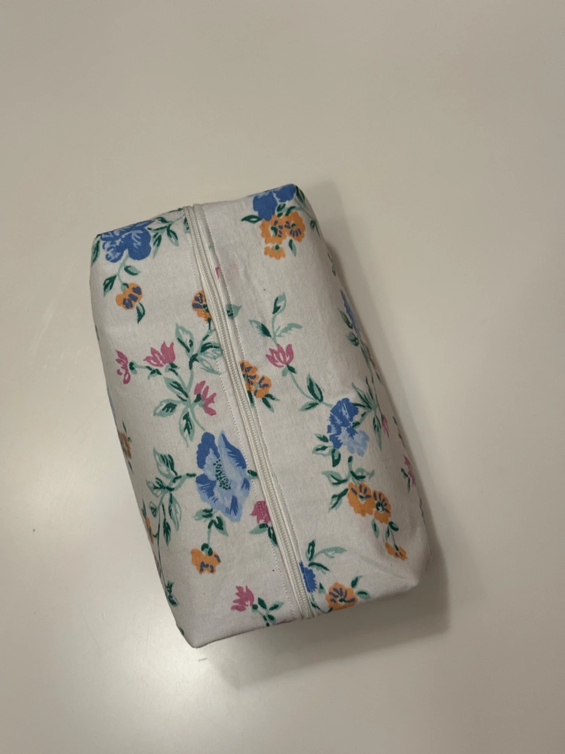 Handgjord necessär av second hand tyger