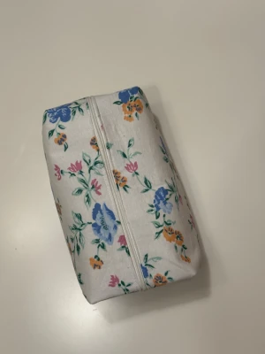 Handgjord necessär av second hand tyger - En handgjord necessär utav second hand tyger. Unik, hållbar och perfekt för att samla alla dina vardagsfavoriter i väskan. Fodrad och stängs med dragkedja. Endast ett unikt exemplar.                  Instagram: secondstitch.bymatilda 💕